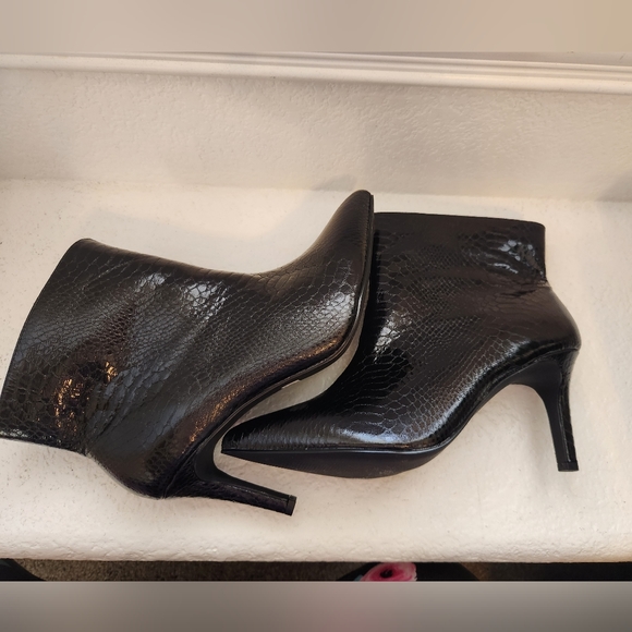 Torrid Black Faux Leather Snake Print Side Zip Pointed Toe Booties Size 9.5 WW - Picture 4 of 16